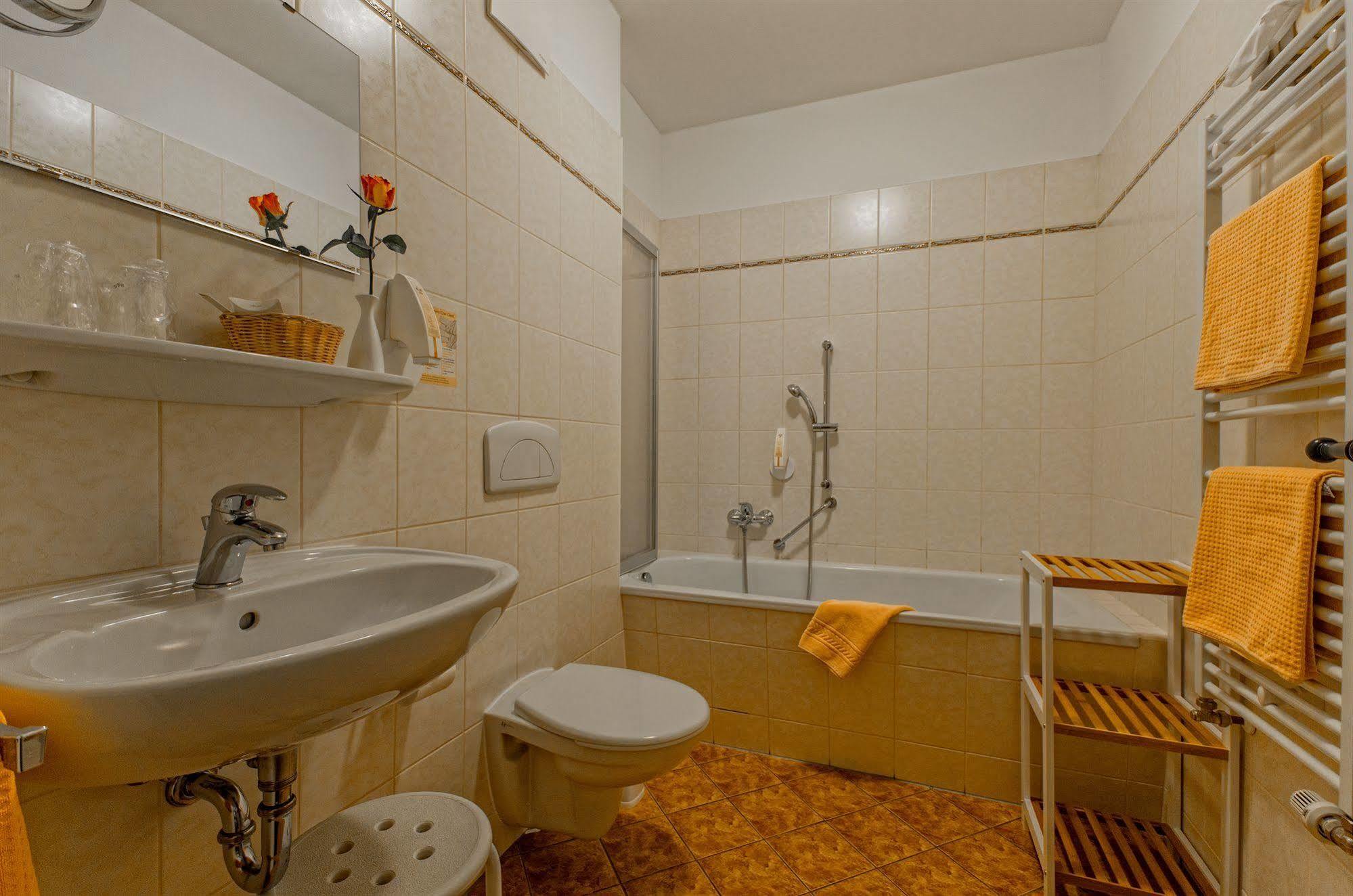 Hotel Zur Henne Naumburg  Esterno foto